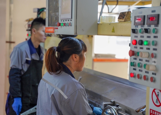 ผ้าห่มไฟเบอร์กลาสฉนวนกันความร้อนทนไฟ 550 องศาสำหรับม่านเชื่อม
